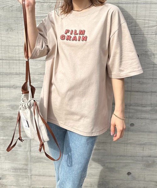 mi via loca（ミヴィアロカ）の「Vintageライク 配色ステッチ FILM GRAIN ロゴ刺繍Tシャツ（Tシャツ/カットソー・レディース・ベージュ/オフホワイト/ホワイト×ブラック/スミクロ・FREE）」の11枚目の写真