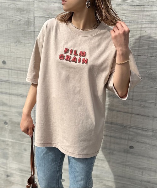 mi via loca（ミヴィアロカ）の「Vintageライク 配色ステッチ FILM GRAIN ロゴ刺繍Tシャツ（Tシャツ/カットソー・レディース・ベージュ/オフホワイト/ホワイト×ブラック/スミクロ・FREE）」の6枚目の写真
