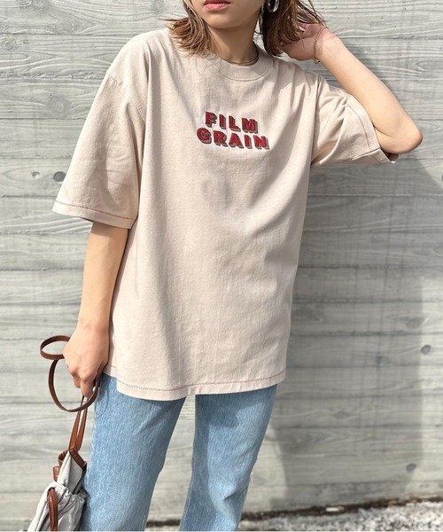 mi via loca（ミヴィアロカ）の「Vintageライク 配色ステッチ FILM GRAIN ロゴ刺繍Tシャツ（Tシャツ/カットソー・レディース・ベージュ/オフホワイト/ホワイト×ブラック/スミクロ・FREE）」の12枚目の写真