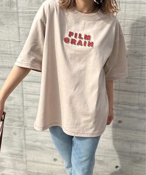 mi via loca（ミヴィアロカ）の「Vintageライク 配色ステッチ FILM GRAIN ロゴ刺繍Tシャツ（Tシャツ/カットソー・レディース・ベージュ/オフホワイト/ホワイト×ブラック/スミクロ・FREE）」の5枚目の写真