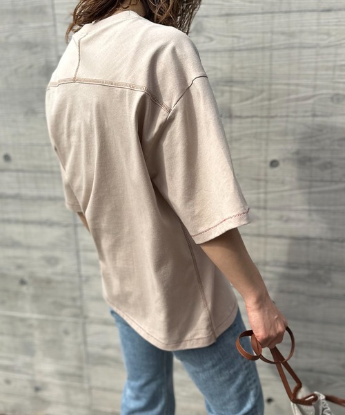 mi via loca（ミヴィアロカ）の「Vintageライク 配色ステッチ FILM GRAIN ロゴ刺繍Tシャツ（Tシャツ/カットソー・レディース・ベージュ/オフホワイト/ホワイト×ブラック/スミクロ・FREE）」の8枚目の写真