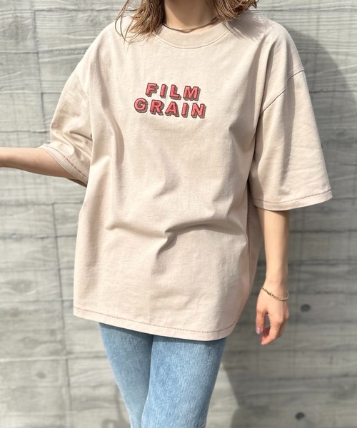 mi via loca（ミヴィアロカ）の「Vintageライク 配色ステッチ FILM GRAIN ロゴ刺繍Tシャツ（Tシャツ/カットソー・レディース・ベージュ/オフホワイト/ホワイト×ブラック/スミクロ・FREE）」の13枚目の写真