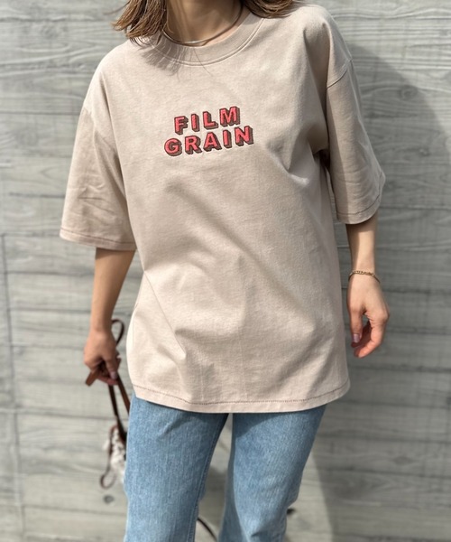 mi via loca（ミヴィアロカ）の「Vintageライク 配色ステッチ FILM GRAIN ロゴ刺繍Tシャツ（Tシャツ/カットソー・レディース・ベージュ/オフホワイト/ホワイト×ブラック/スミクロ・FREE）」の15枚目の写真