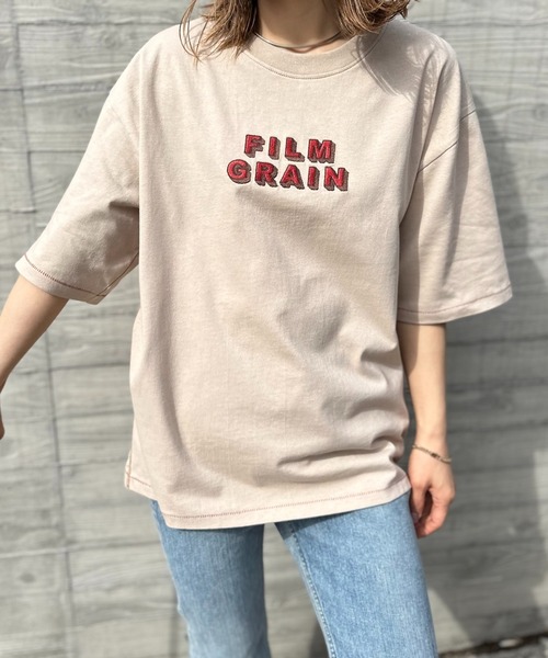 mi via loca（ミヴィアロカ）の「Vintageライク 配色ステッチ FILM GRAIN ロゴ刺繍Tシャツ（Tシャツ/カットソー・レディース・ベージュ/オフホワイト/ホワイト×ブラック/スミクロ・FREE）」の14枚目の写真