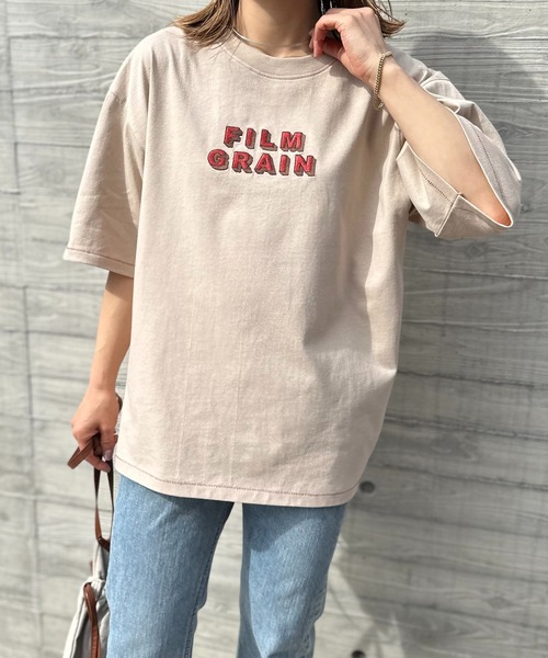 mi via loca（ミヴィアロカ）の「Vintageライク 配色ステッチ FILM GRAIN ロゴ刺繍Tシャツ（Tシャツ/カットソー・レディース・ベージュ/オフホワイト/ホワイト×ブラック/スミクロ・FREE）」の7枚目の写真
