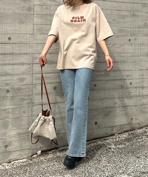 mi via loca（ミヴィアロカ）の「Vintageライク 配色ステッチ FILM GRAIN ロゴ刺繍Tシャツ（Tシャツ/カットソー・レディース・ベージュ/オフホワイト/ホワイト×ブラック/スミクロ・FREE）」の19枚目の写真