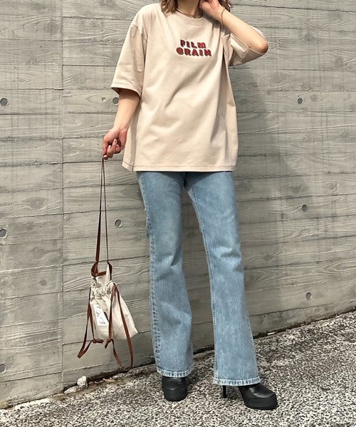 mi via loca（ミヴィアロカ）の「Vintageライク 配色ステッチ FILM GRAIN ロゴ刺繍Tシャツ（Tシャツ/カットソー・レディース・ベージュ/オフホワイト/ホワイト×ブラック/スミクロ・FREE）」の21枚目の写真