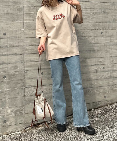 mi via loca（ミヴィアロカ）の「Vintageライク 配色ステッチ FILM GRAIN ロゴ刺繍Tシャツ（Tシャツ/カットソー・レディース・ベージュ/オフホワイト/ホワイト×ブラック/スミクロ・FREE）」の22枚目の写真