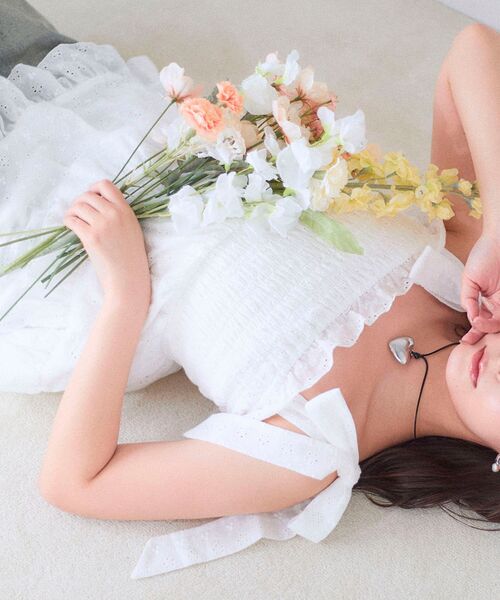 MAJESTIC LEGON（マジェスティックレゴン）の「ショルダーリボンティアードビスチェ（キャミソール・レディース・グレー/ブラック系その他/ホワイト系その他/イエロー系その他・MEDIUM）」の2枚目の写真