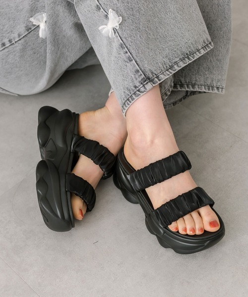 OLIVE des OLIVE（オリーブデオリーブ）の「【S/M/Lサイズ展開】オーガンシャーリングサンダル　1041130120（サンダル・レディース・ブラック/アイボリー・SMALL/MEDIUM/LARGE）」の2枚目の写真