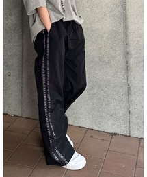 Jayne K（ジェーンケー）の「【Jayne K/ジェーン・ケー】リラックスシルエットナイロンダブルラインウエストゴム裾ZIPパンツ（ユニセックス）/リラックスシルエット ダブルライン サイドラインストリート スポーツミックス（その他パンツ）」