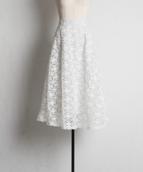tocco closet(トッコ クローゼット)の「リボンテープ刺繍フラワーフレアスカート(スカート・レディース・ブラック/オフホワイト・M)」の13枚目の写真