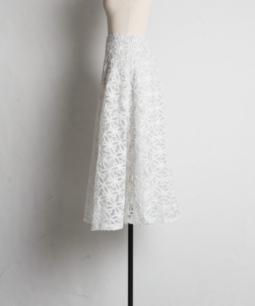 tocco closet(トッコ クローゼット)の「リボンテープ刺繍フラワーフレアスカート(スカート・レディース・ブラック/オフホワイト・M)」の14枚目の写真