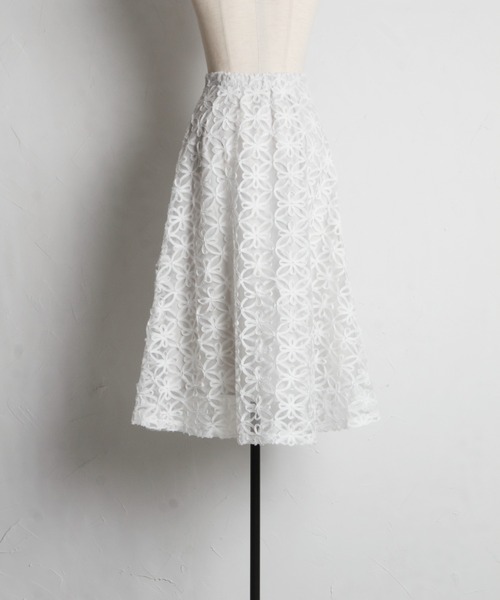 tocco closet(トッコ クローゼット)の「リボンテープ刺繍フラワーフレアスカート(スカート・レディース・ブラック/オフホワイト・M)」の15枚目の写真