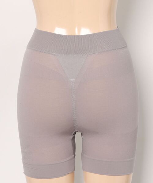 PEACH JOHN（ピーチジョン）の「【1枚履きOK◎ヒップアップ＆ぽっこりおなかを押さえる着圧補整インナー】骨盤サポートナイスバディガードル（インナーウェア/肌着・レディース・ベージュ/グレイッシュベージュ/ブラック・LARGE/MEDIUM/SMALL）」の22枚目の写真