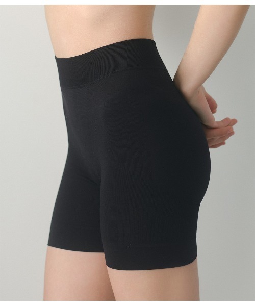 PEACH JOHN（ピーチジョン）の「【1枚履きOK◎ヒップアップ＆ぽっこりおなかを押さえる着圧補整インナー】骨盤サポートナイスバディガードル（インナーウェア/肌着・レディース・ベージュ/グレイッシュベージュ/ブラック・LARGE/MEDIUM/SMALL）」の9枚目の写真