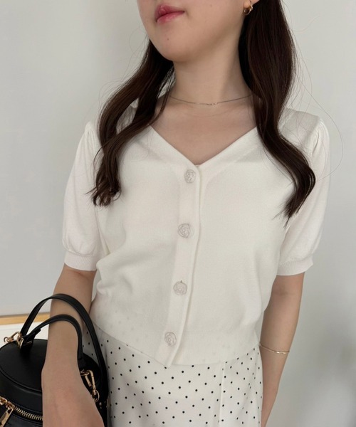 one after another NICE CLAUP(ワンアフターアナザーナイスクラップ)の「【WEB限定色】ローズボタンカーディガン(カーディガン/ボレロ・レディース・ブラック/ピンク/ブルー/オフホワイト・FREE)」の9枚目の写真