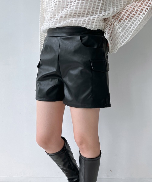 AS KNOW AS plus(アズノゥアズプラス)の「◇アソートデザインフェイクレザーミニボトム(カーゴパンツ・サスペンダースカート・プリーツスカート)(スカート・レディース・ブラック系1/ブラック系/ブラック系2・FREE)」の1枚目の写真