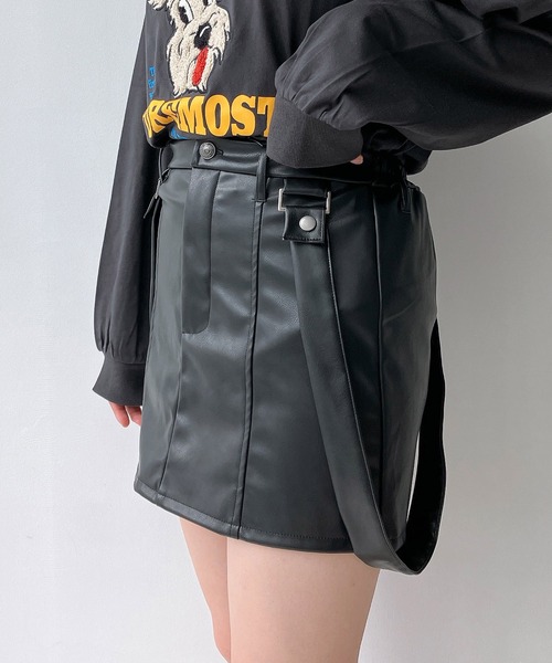 AS KNOW AS plus(アズノゥアズプラス)の「◇アソートデザインフェイクレザーミニボトム(カーゴパンツ・サスペンダースカート・プリーツスカート)(スカート・レディース・ブラック系1/ブラック系/ブラック系2・FREE)」の2枚目の写真