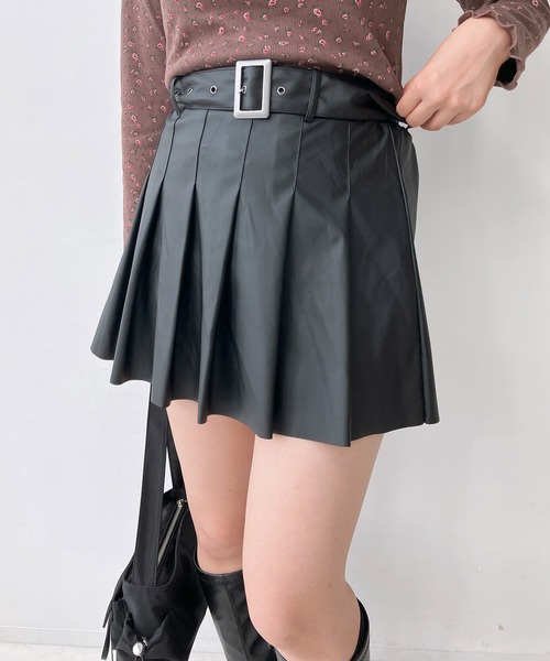 AS KNOW AS plus(アズノゥアズプラス)の「◇アソートデザインフェイクレザーミニボトム(カーゴパンツ・サスペンダースカート・プリーツスカート)(スカート・レディース・ブラック系1/ブラック系/ブラック系2・FREE)」の3枚目の写真