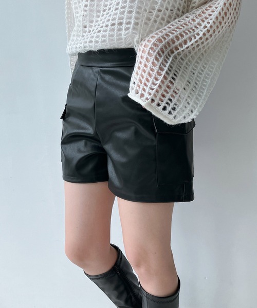 AS KNOW AS plus(アズノゥアズプラス)の「◇アソートデザインフェイクレザーミニボトム(カーゴパンツ・サスペンダースカート・プリーツスカート)(スカート・レディース・ブラック系1/ブラック系/ブラック系2・FREE)」の7枚目の写真