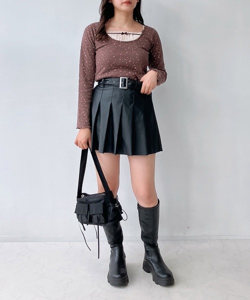 AS KNOW AS plus(アズノゥアズプラス)の「◇アソートデザインフェイクレザーミニボトム(カーゴパンツ・サスペンダースカート・プリーツスカート)(スカート・レディース・ブラック系1/ブラック系/ブラック系2・FREE)」の15枚目の写真