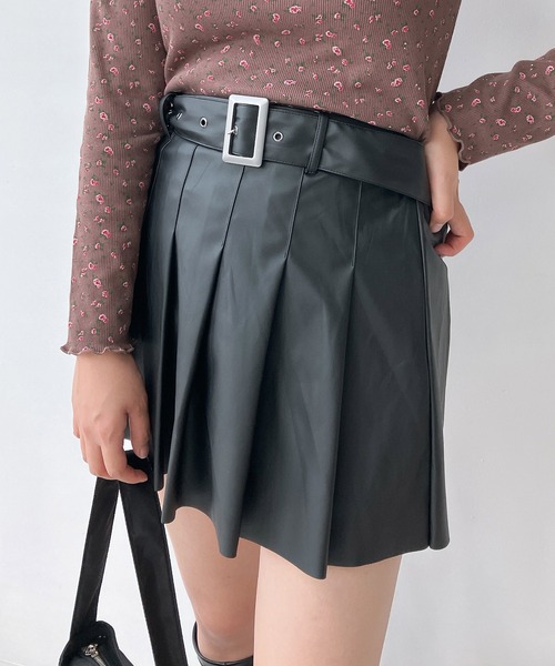 AS KNOW AS plus(アズノゥアズプラス)の「◇アソートデザインフェイクレザーミニボトム(カーゴパンツ・サスペンダースカート・プリーツスカート)(スカート・レディース・ブラック系1/ブラック系/ブラック系2・FREE)」の10枚目の写真