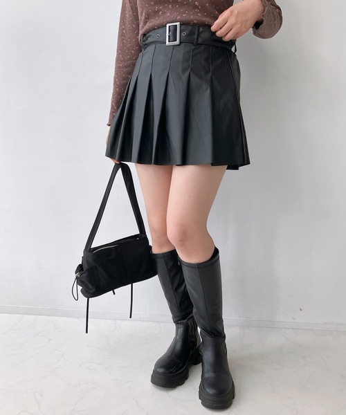 AS KNOW AS plus(アズノゥアズプラス)の「◇アソートデザインフェイクレザーミニボトム(カーゴパンツ・サスペンダースカート・プリーツスカート)(スカート・レディース・ブラック系1/ブラック系/ブラック系2・FREE)」の11枚目の写真