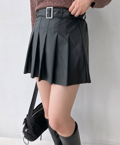 AS KNOW AS plus(アズノゥアズプラス)の「◇アソートデザインフェイクレザーミニボトム(カーゴパンツ・サスペンダースカート・プリーツスカート)(スカート・レディース・ブラック系1/ブラック系/ブラック系2・FREE)」の12枚目の写真