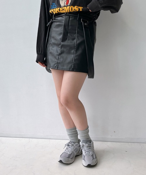 AS KNOW AS plus(アズノゥアズプラス)の「◇アソートデザインフェイクレザーミニボトム(カーゴパンツ・サスペンダースカート・プリーツスカート)(スカート・レディース・ブラック系1/ブラック系/ブラック系2・FREE)」の19枚目の写真