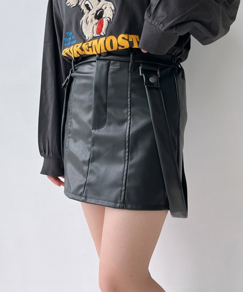 AS KNOW AS plus(アズノゥアズプラス)の「◇アソートデザインフェイクレザーミニボトム(カーゴパンツ・サスペンダースカート・プリーツスカート)(スカート・レディース・ブラック系1/ブラック系/ブラック系2・FREE)」の17枚目の写真