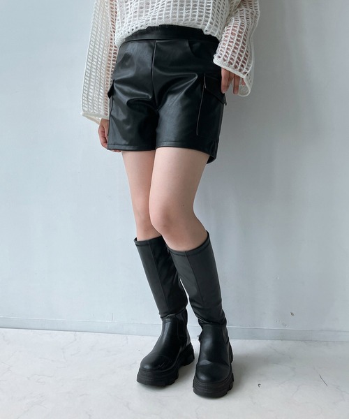 AS KNOW AS plus(アズノゥアズプラス)の「◇アソートデザインフェイクレザーミニボトム(カーゴパンツ・サスペンダースカート・プリーツスカート)(スカート・レディース・ブラック系1/ブラック系/ブラック系2・FREE)」の9枚目の写真