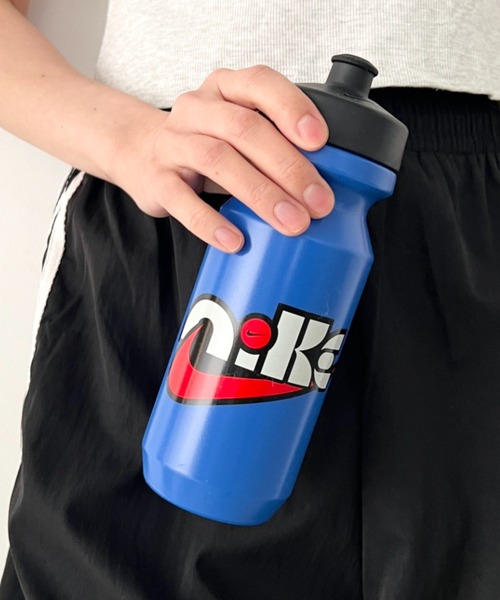 NIKE(ナイキ)の「Nike(ナイキ)/ビッグマウス 650ml スクイズボトル ウォーターボトル 水筒 2.0 22oz グラフィック(水筒・メンズ・ホワイト/バーガンディー/ブルー/パープル/ブルー系その他/カーキ/ブルー系その他2/ライム/オレンジ/その他1・FREE)」の5枚目の写真