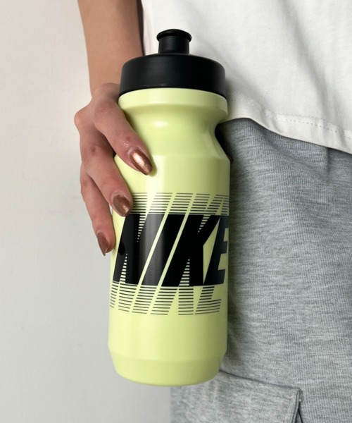 NIKE(ナイキ)の「Nike(ナイキ)/ビッグマウス 650ml スクイズボトル ウォーターボトル 水筒 2.0 22oz グラフィック(水筒・メンズ・ホワイト/バーガンディー/ブルー/パープル/ブルー系その他/カーキ/ブルー系その他2/ライム/オレンジ/その他1・FREE)」の3枚目の写真