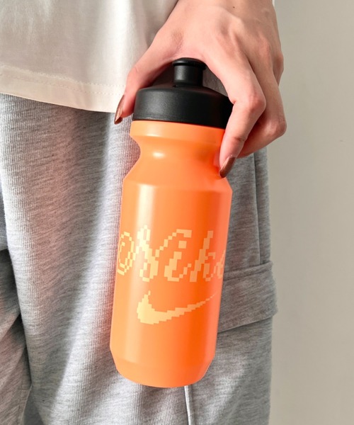 NIKE(ナイキ)の「Nike(ナイキ)/ビッグマウス 650ml スクイズボトル ウォーターボトル 水筒 2.0 22oz グラフィック(水筒・メンズ・ホワイト/バーガンディー/ブルー/パープル/ブルー系その他/カーキ/ブルー系その他2/ライム/オレンジ/その他1・FREE)」の9枚目の写真