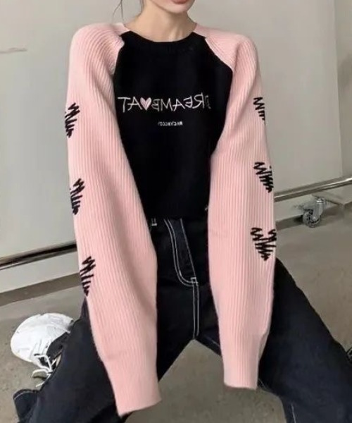 Achic(アシック)の「袖ハートししゅうニットセーター(ニット/セーター・レディース・ホワイト/ピンク・M)」の4枚目の写真