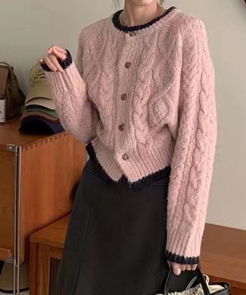 Achic(アシック)の「列マルチボタン 差し色セーター(ニット/セーター・レディース・アイボリー/ピンク・M)」の1枚目の写真