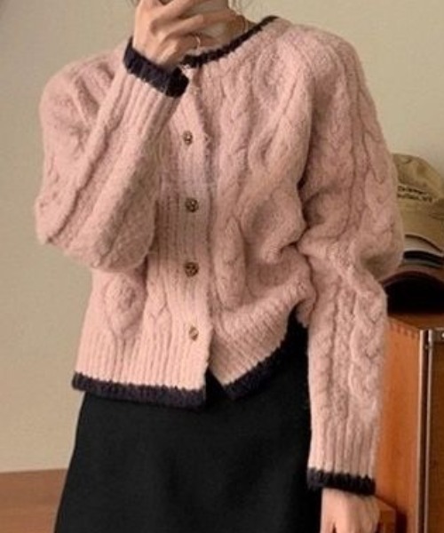 Achic(アシック)の「列マルチボタン 差し色セーター(ニット/セーター・レディース・アイボリー/ピンク・M)」の3枚目の写真
