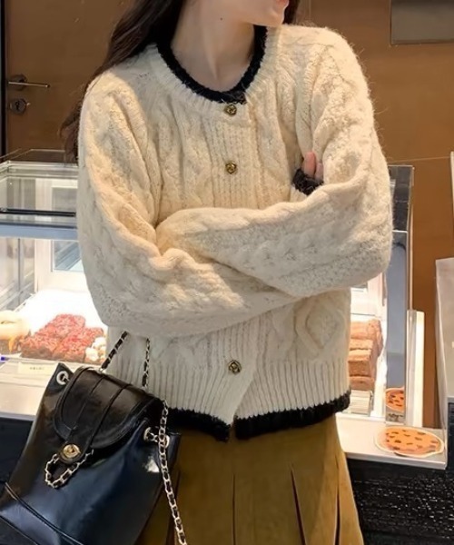 Achic(アシック)の「列マルチボタン 差し色セーター(ニット/セーター・レディース・アイボリー/ピンク・M)」の5枚目の写真