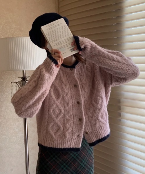 Achic(アシック)の「列マルチボタン 差し色セーター(ニット/セーター・レディース・アイボリー/ピンク・M)」の6枚目の写真