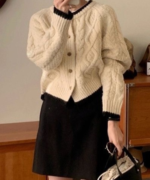 Achic(アシック)の「列マルチボタン 差し色セーター(ニット/セーター・レディース・アイボリー/ピンク・M)」の9枚目の写真