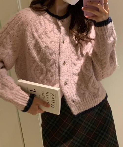 Achic(アシック)の「列マルチボタン 差し色セーター(ニット/セーター・レディース・アイボリー/ピンク・M)」の15枚目の写真