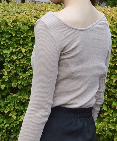 spiritoso（スピリトーゾ）の「【spiritoso】テレコ アシメネック トップス(無地)（Tシャツ/カットソー・レディース・ダークブラウン/オフホワイト/ブラック/パープル系その他/グリーン系その他/その他1/ベージュ/サックスブルー・MEDIUM）」の19枚目の写真