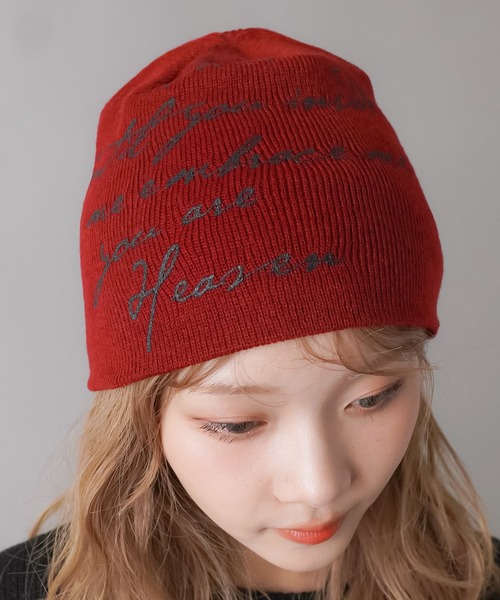 SPINNS（スピンズ）の「手書きロゴ ショートビーニー（ニットキャップ/ビーニー・レディース・レッド/ブラック・ONESIZE）」の2枚目の写真