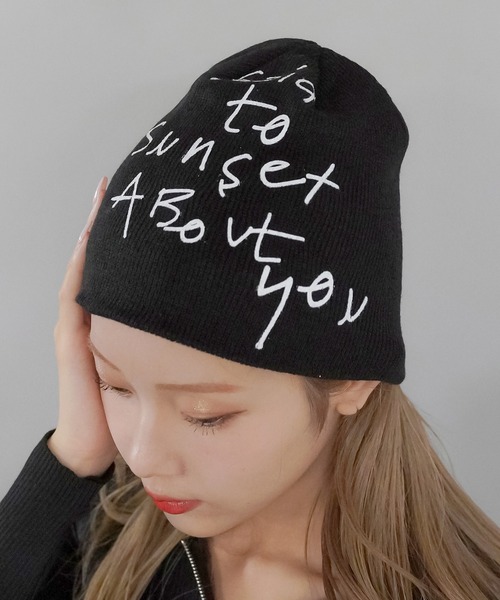 SPINNS（スピンズ）の「手書きロゴ ショートビーニー（ニットキャップ/ビーニー・レディース・レッド/ブラック・ONESIZE）」の3枚目の写真