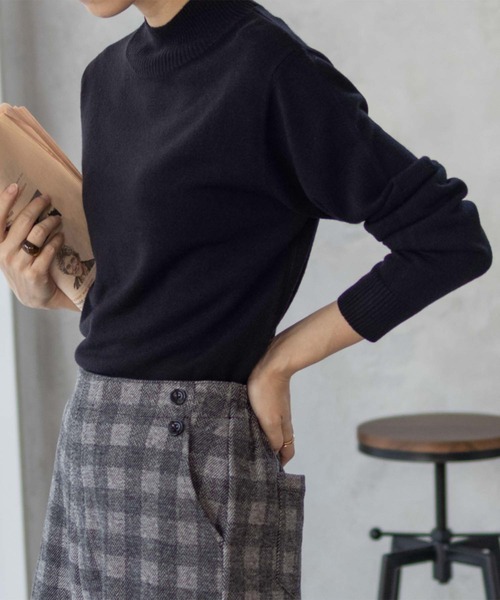 NAVY(ネイビー)の「nAvy 洗えるニット カシミヤタッチハイネックプルオーバー(ニット/セーター・レディース・レッド/グレイッシュベージュ/ブラック・M/L)」の2枚目の写真