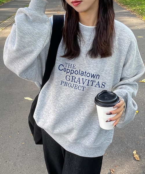 Chillfar（チルファー）の「デイリーアソートプリントロゴスウェットトレーナー（スウェット・レディース・ピンク/ボルドー/アイボリー系2/ホワイト系1/レッド系/ホワイト系/グリーン/ブルー/ネイビー系2/ネイビー系/グレー系/アイボリー系/杢グレー/ブラック/ネイビー系3/アイボリー系3/チャコール/ベージュ/ネイビー/オートミール/ピンク系/グレー系1/グリーン系/ネイビー系1/アイボリー系1・FREE）」の6枚目の写真