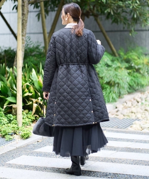 a.v.v（アーヴェヴェ）の「ウエストドロストノーカラーキルトコート（ブルゾン・レディース・モカ/ブラック・34/40/38/42/36）」の6枚目の写真