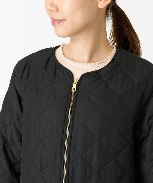 a.v.v（アーヴェヴェ）の「ウエストドロストノーカラーキルトコート（ブルゾン・レディース・モカ/ブラック・34/40/38/42/36）」の22枚目の写真