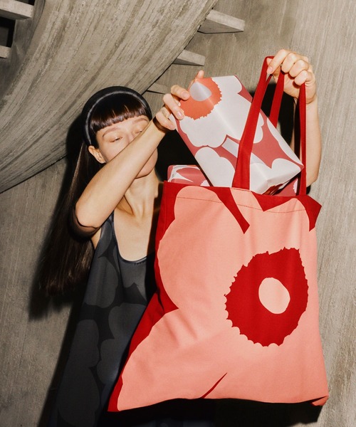 marimekko(マリメッコ)の「【ノベルティ付】≪Unikko 60Th Anniversary.≫《kioski》Luuppi Unikko / placement sweatparka《ZOZO限定》(パーカー・レディース・ブラック・LARGE/MEDIUM/SMALL/X-SMALL)」の2枚目の写真